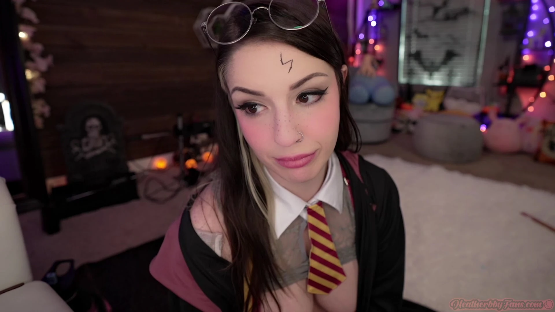 Heatherbby in Harry Potter cosplay shows off her pussy