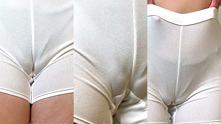 sexy teen Baby Riley showing off her naked camel toe