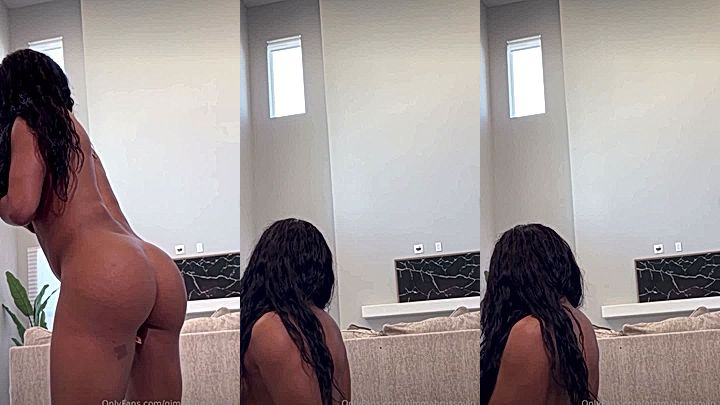 ebony babe Qimmah Russo teasing her naked ass for her fans