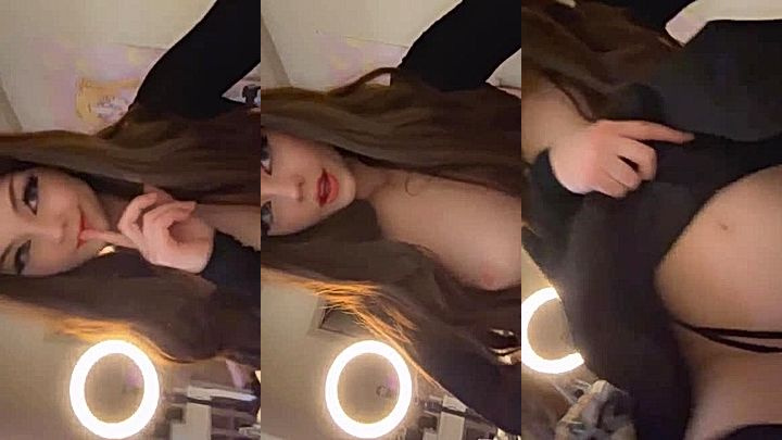 Strawbeariemilkk showing her black panties during live stream