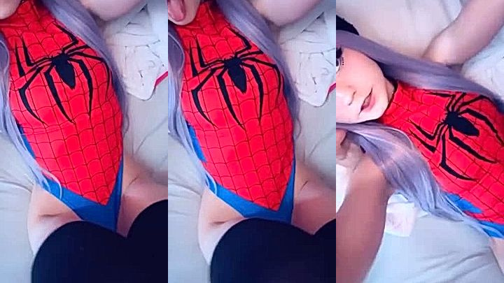 spider-girl Strawbeariemilkk teasing in bed
