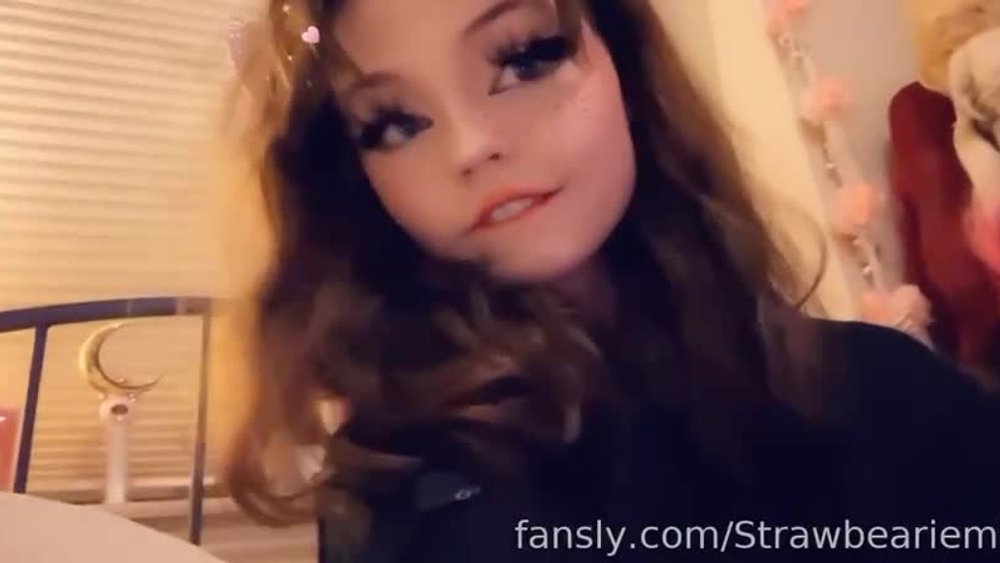 cute camgirl Strawbeariemilkk saying hello to her fans