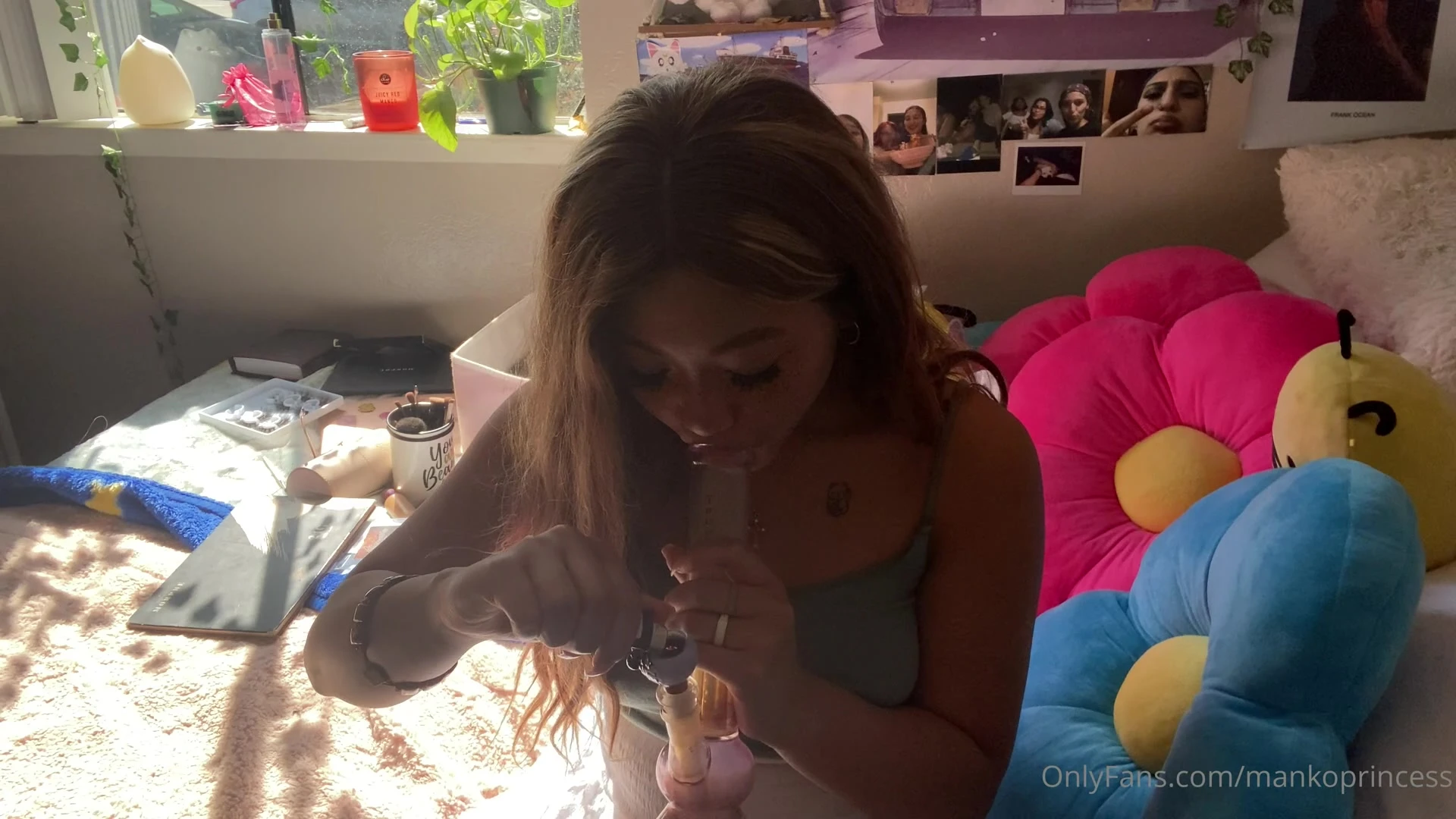 Mankoprincess hitting a bong during livestream