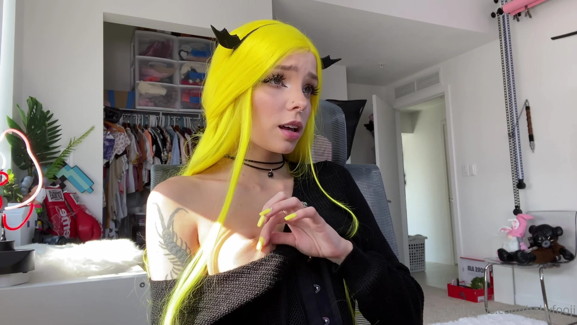 sexy cosplay girl Babyfooji fucking a green dildo in her gaming chair