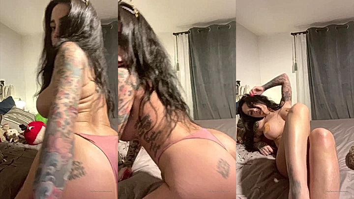 Alex Mucci showing off her hot naked booty