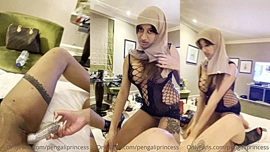 Yasmina Khan two sexy lesbian sluts cunnilingus session