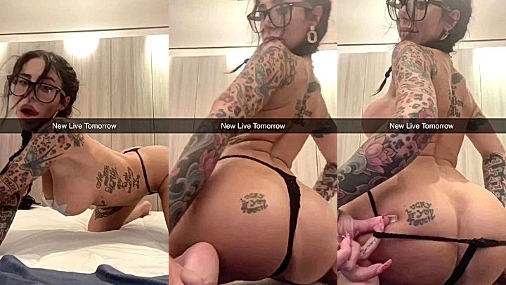 Alex Mucci teasing her big booty for her fans livestream