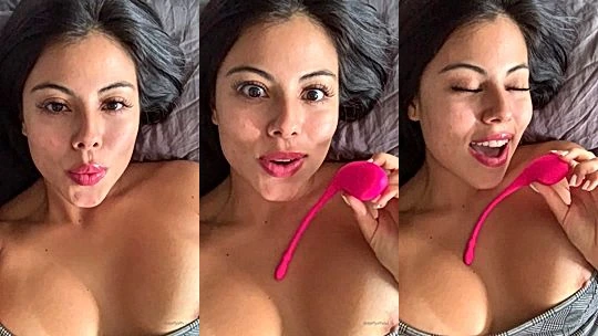 Steffy moreno playing with her wet pussy in bed