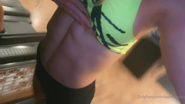onlyfans babe Lauren Dascalo teasing her fit body in the gym