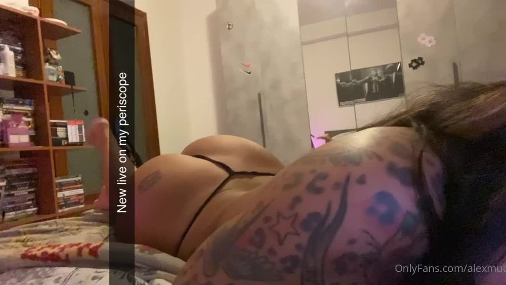 Alex Mucci teasing her big booty and cute feet