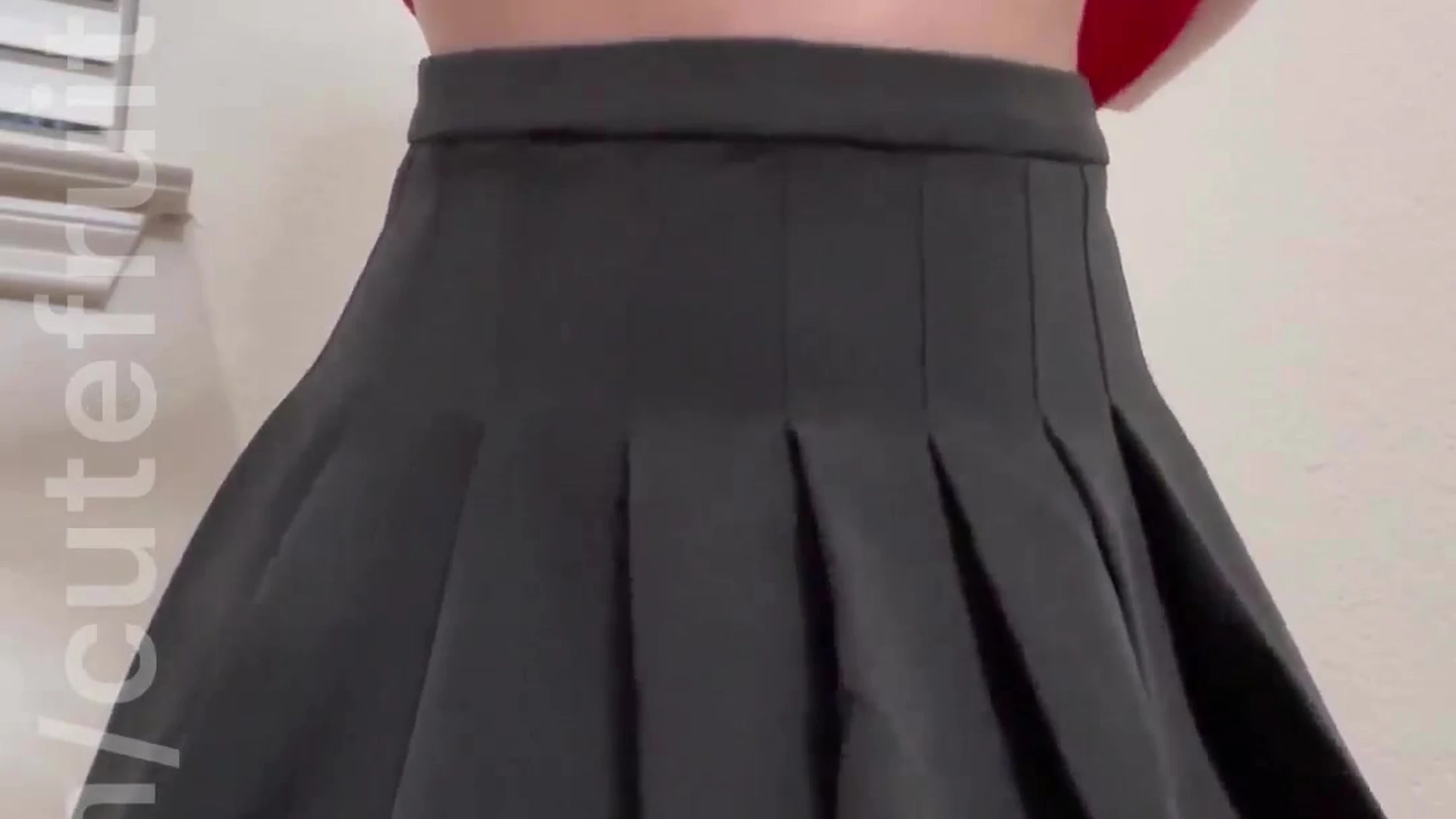 Cutefruit18 taking off her skirt and teasing her big booty