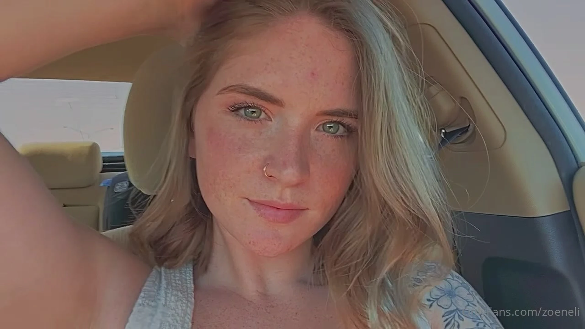 Zoeneli flaunting in the car