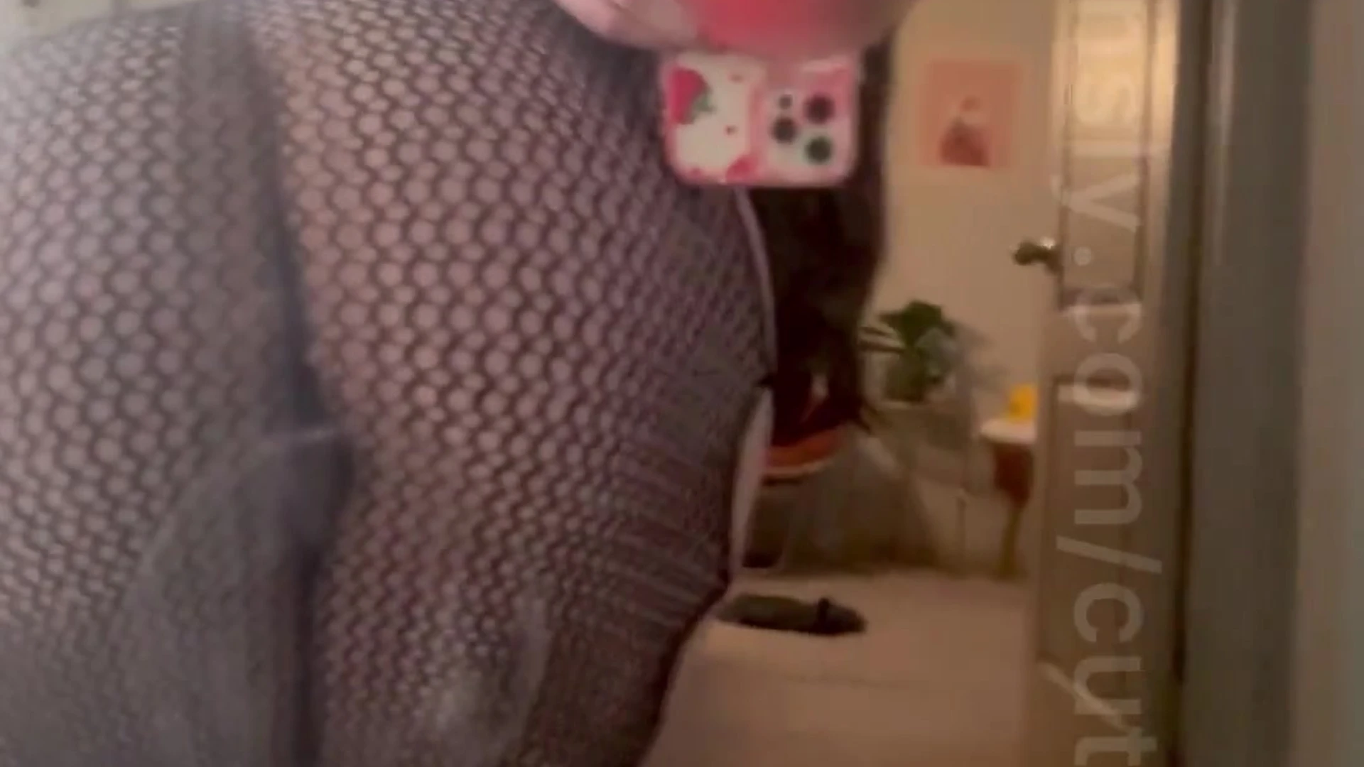 Cutefruit18 teasing her big booty in her fishnet bodysuit