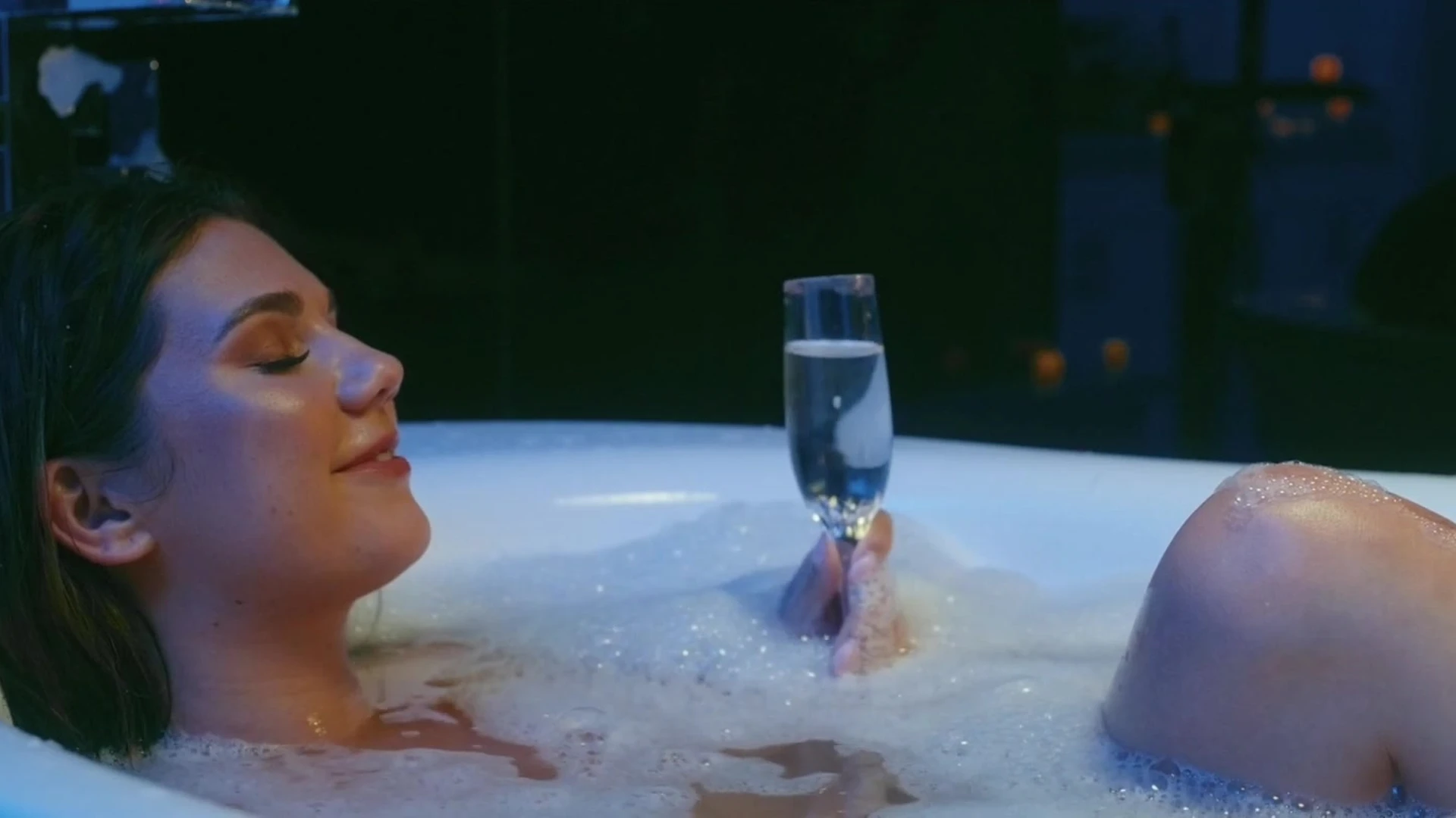 Dare Taylor drinking wine naked in the bathtub