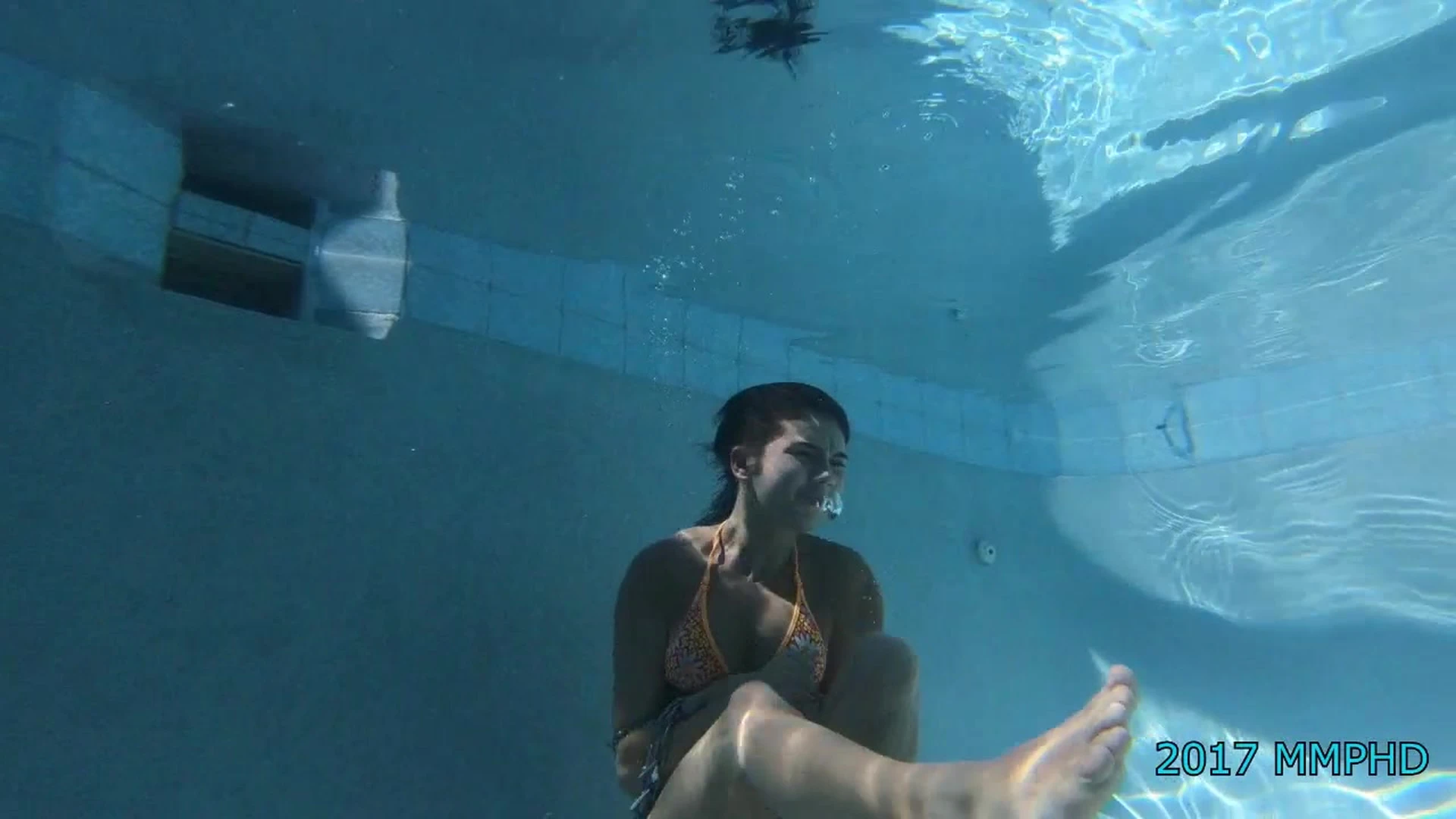 hot girl Dare Taylor teasing her bikini under water