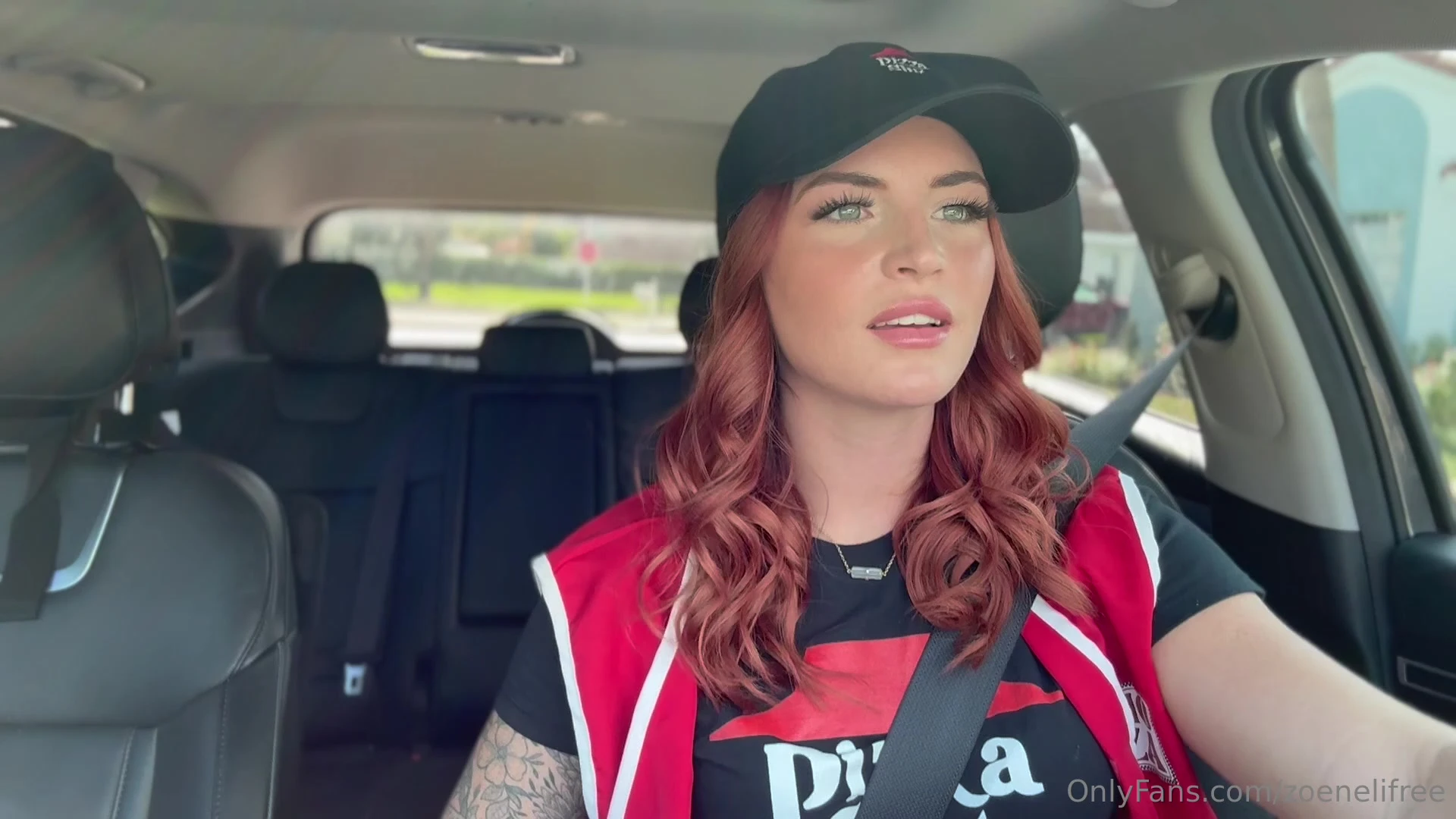 Zoeneli fucking the pizza delivery girl