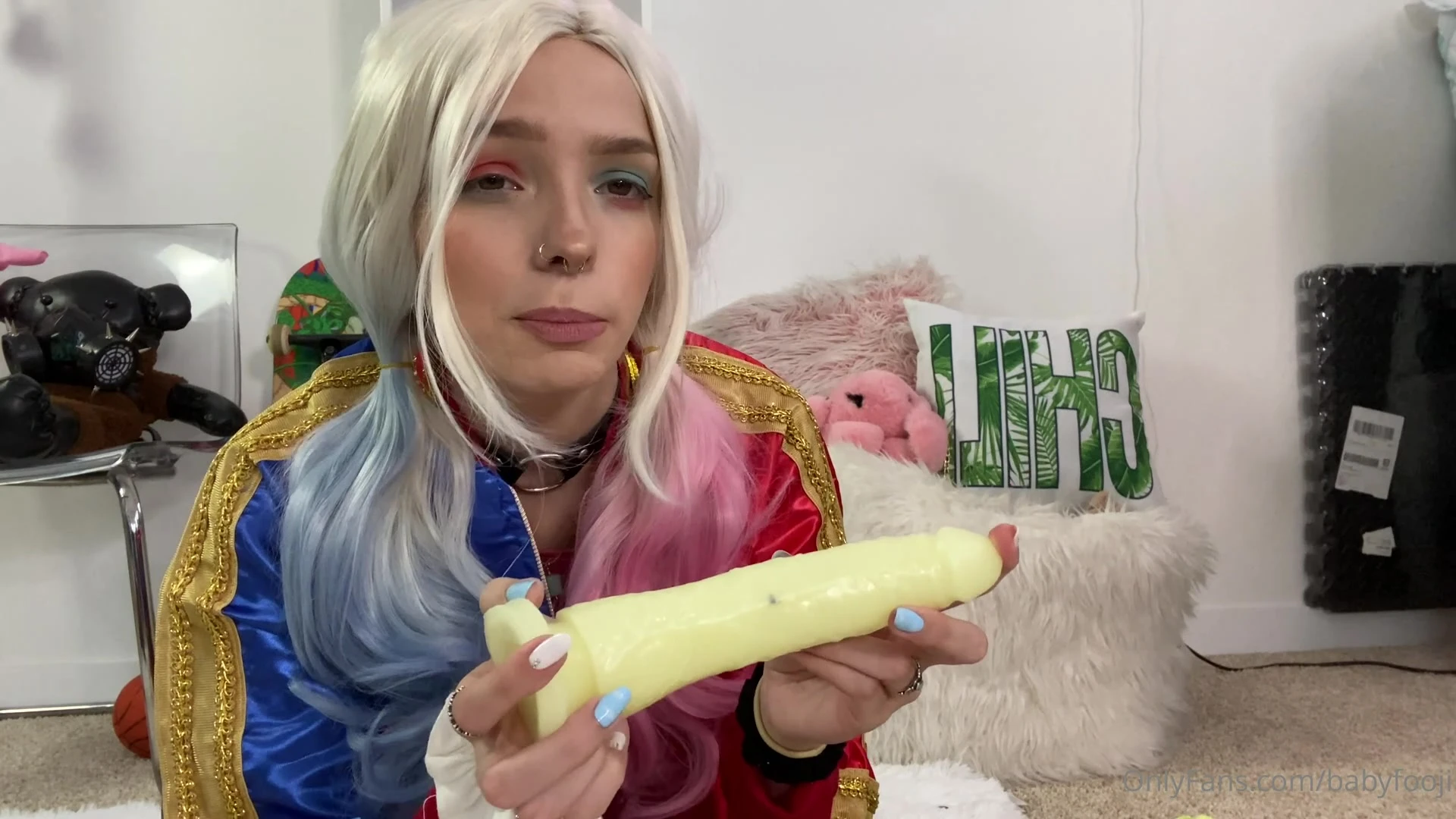 cosplay girl Babyfooji harley quinn fucking herself with dildo