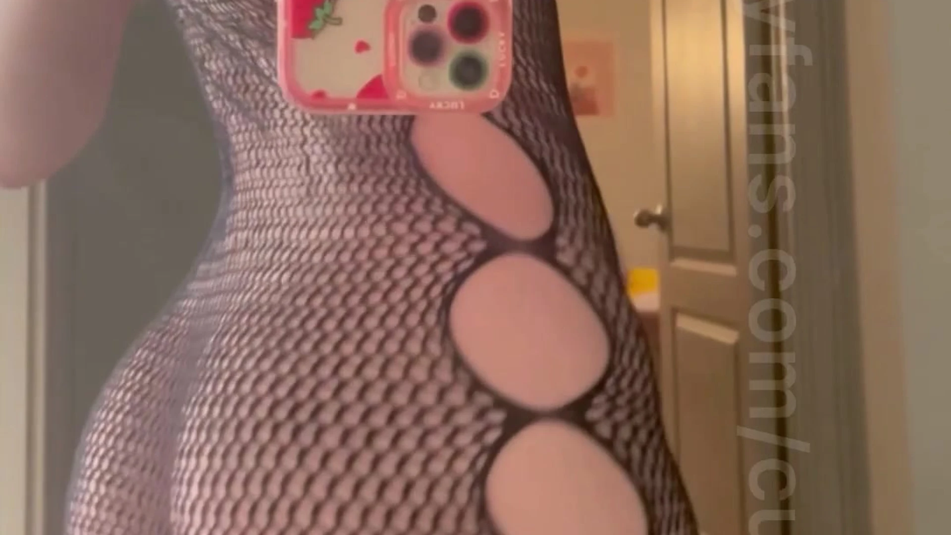Cutefruit18 tesaing her big booty in her fishnet black bodysuit