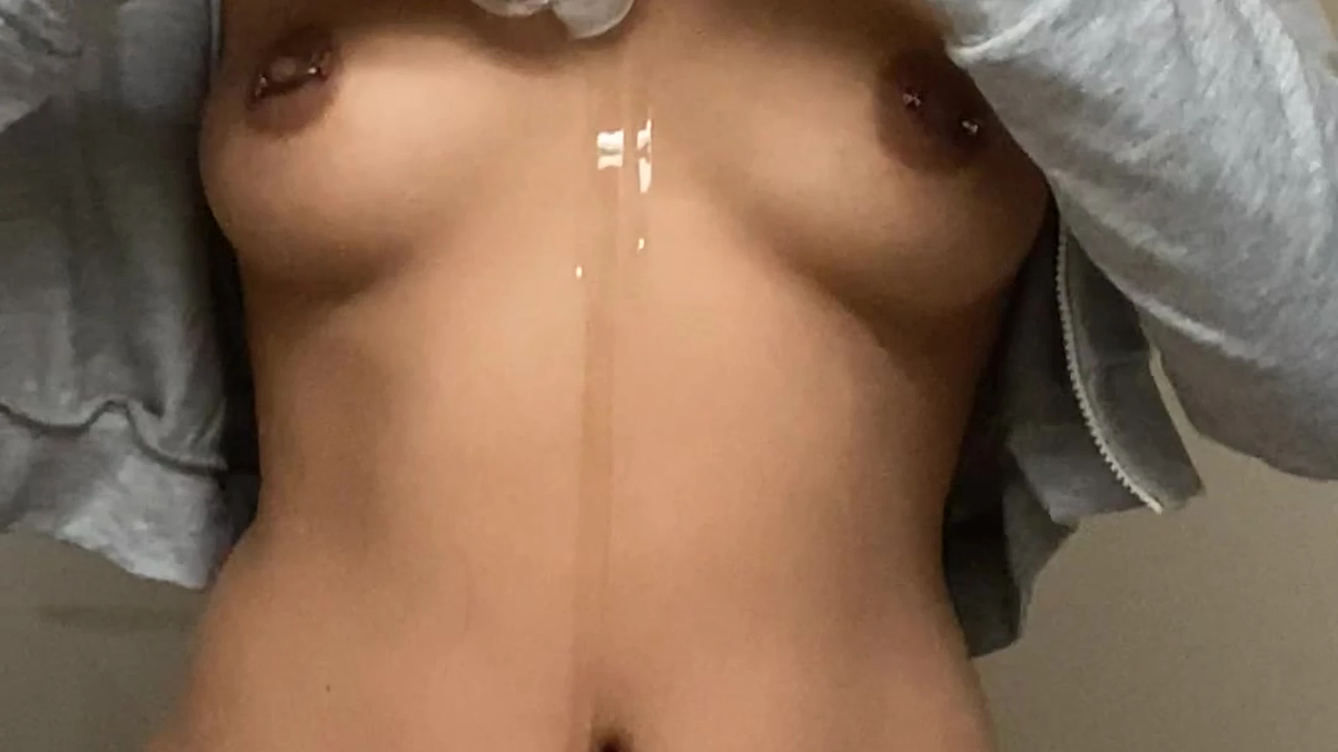 Mankoprincess oiling up her sexy body in the bathroom