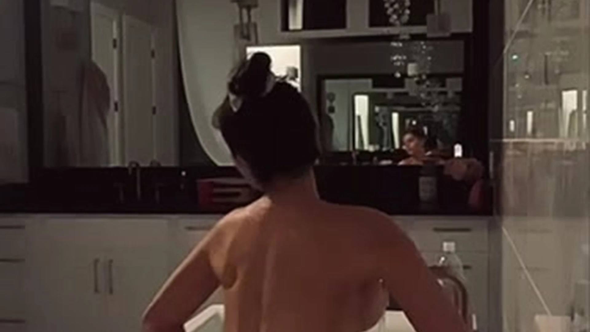 Mirasjuice teasing her naked booty in the bathtub