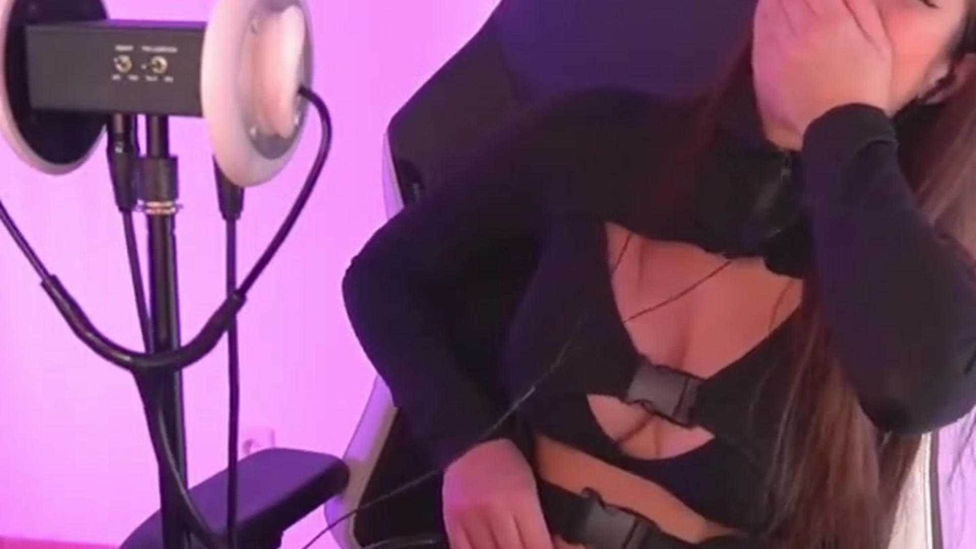 Akumagirl asmr tease on livestream