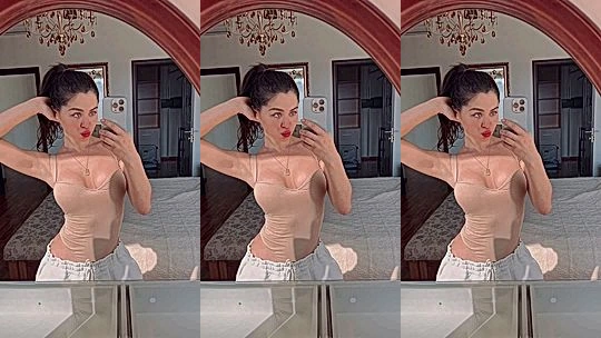 Mirasjuice teasing her sexy body in the mirror during vacation
