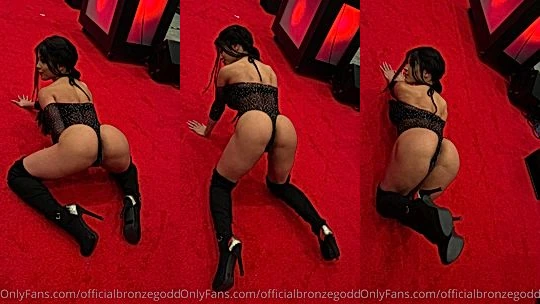 Officialbronzegoddess teasing her big booty in her black boots