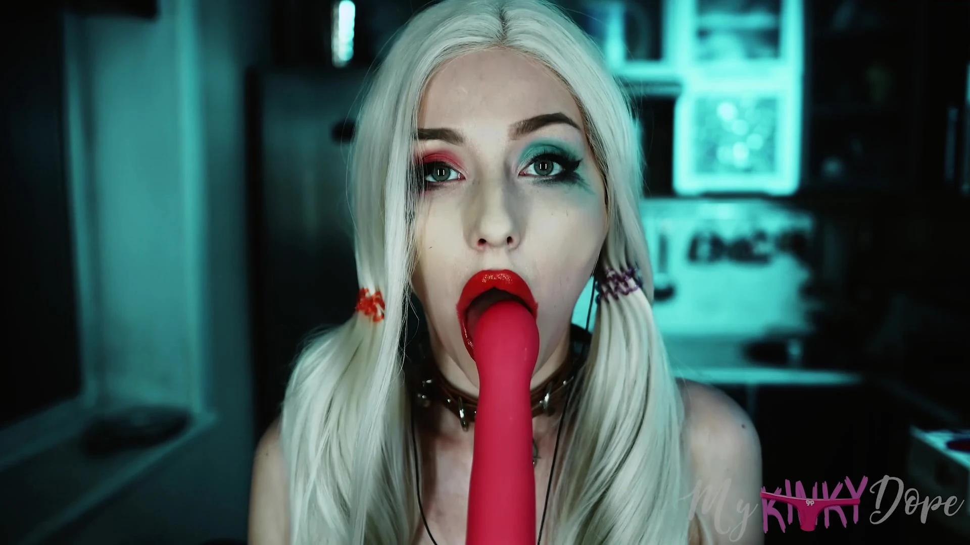 harley quinn cosplay Mykinkydope sucking on a pink dildo
