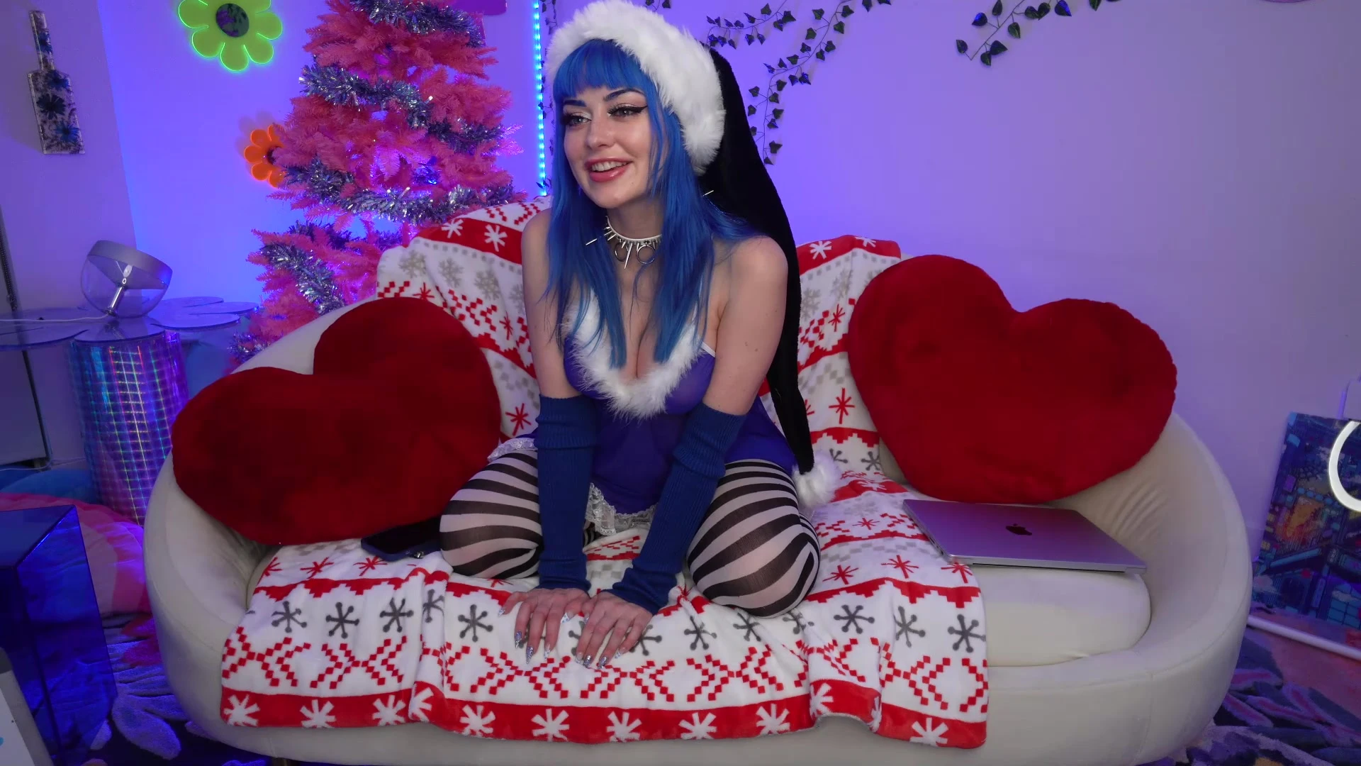 Jewelz blu teasing her sexy outfit on livestream