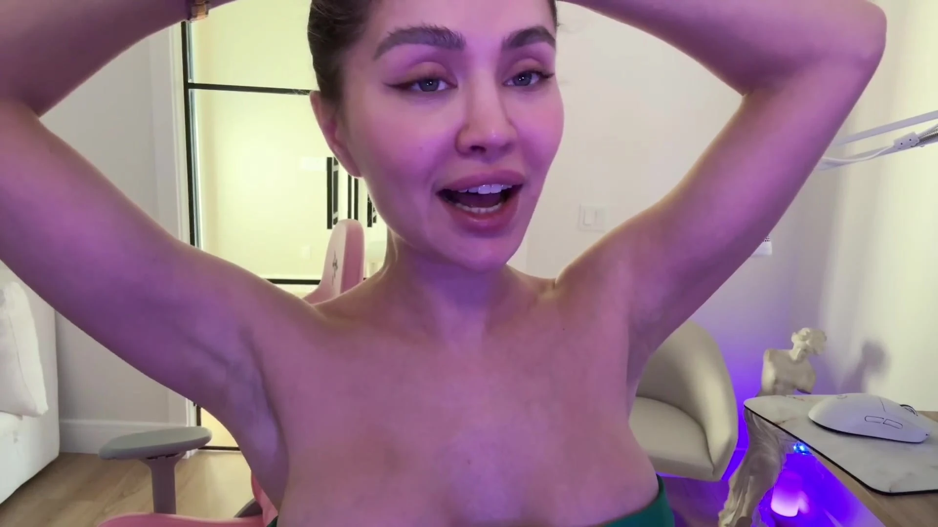 Mirasjuice teasing her cleavage during livestream