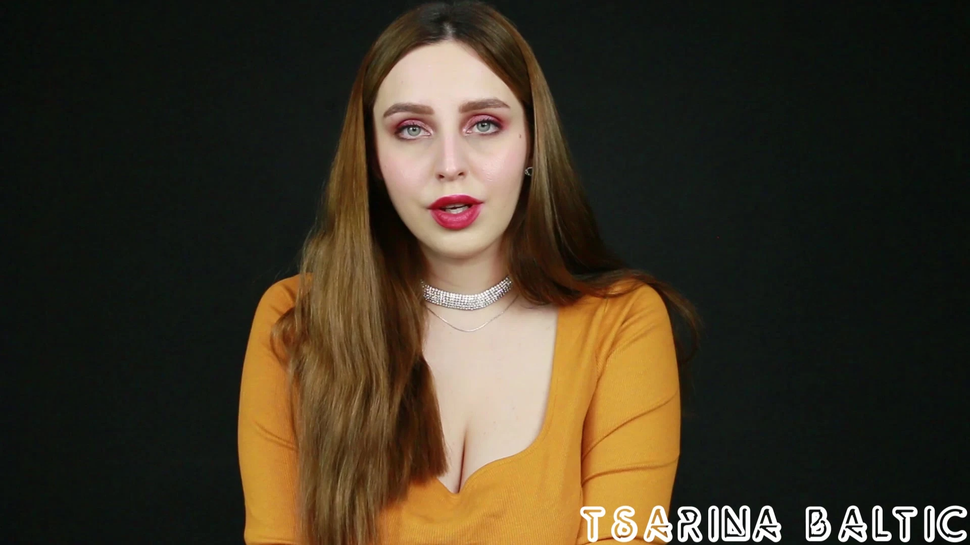Tsarina Baltic teasing her sexy body in her yellow dress