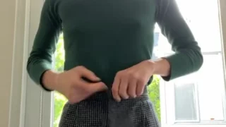 AliceOnCam teasing her big ass in her green shirt