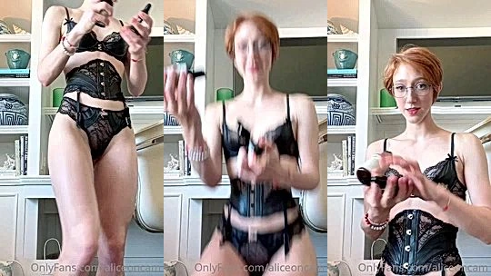 AliceOnCam oiling up her big booty in her black laced lingerie