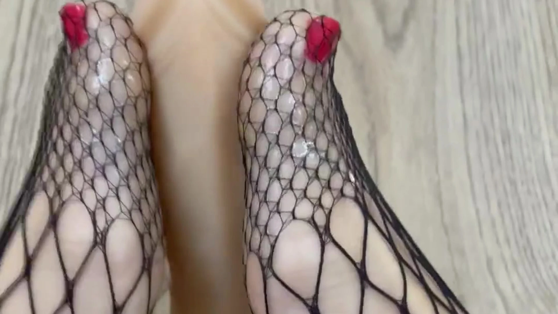 Ivanka peach feet jerking a dildo in fishnet leggings