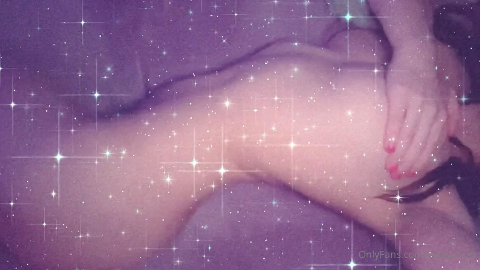 Kiwi Sunset midnight teasing her naked body in bed