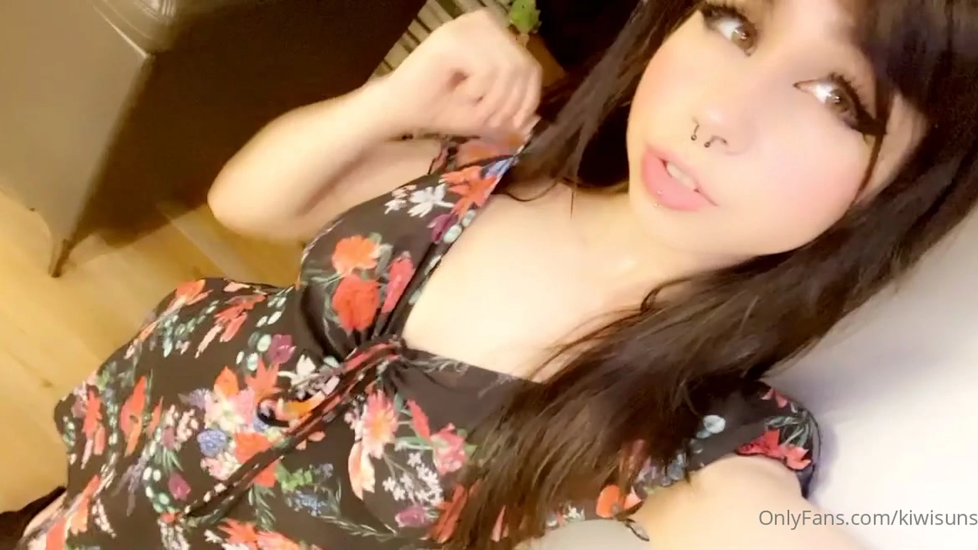 Kiwi Sunset teasing her sexy black sundress