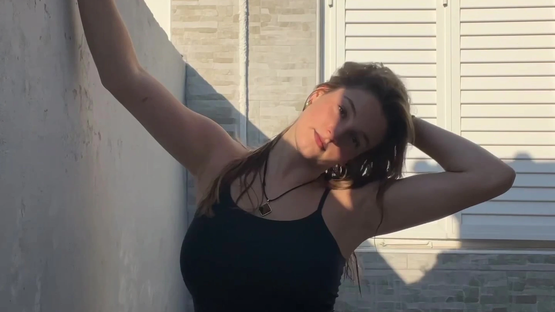 Itscarlyjane teasing her hot body under the sun