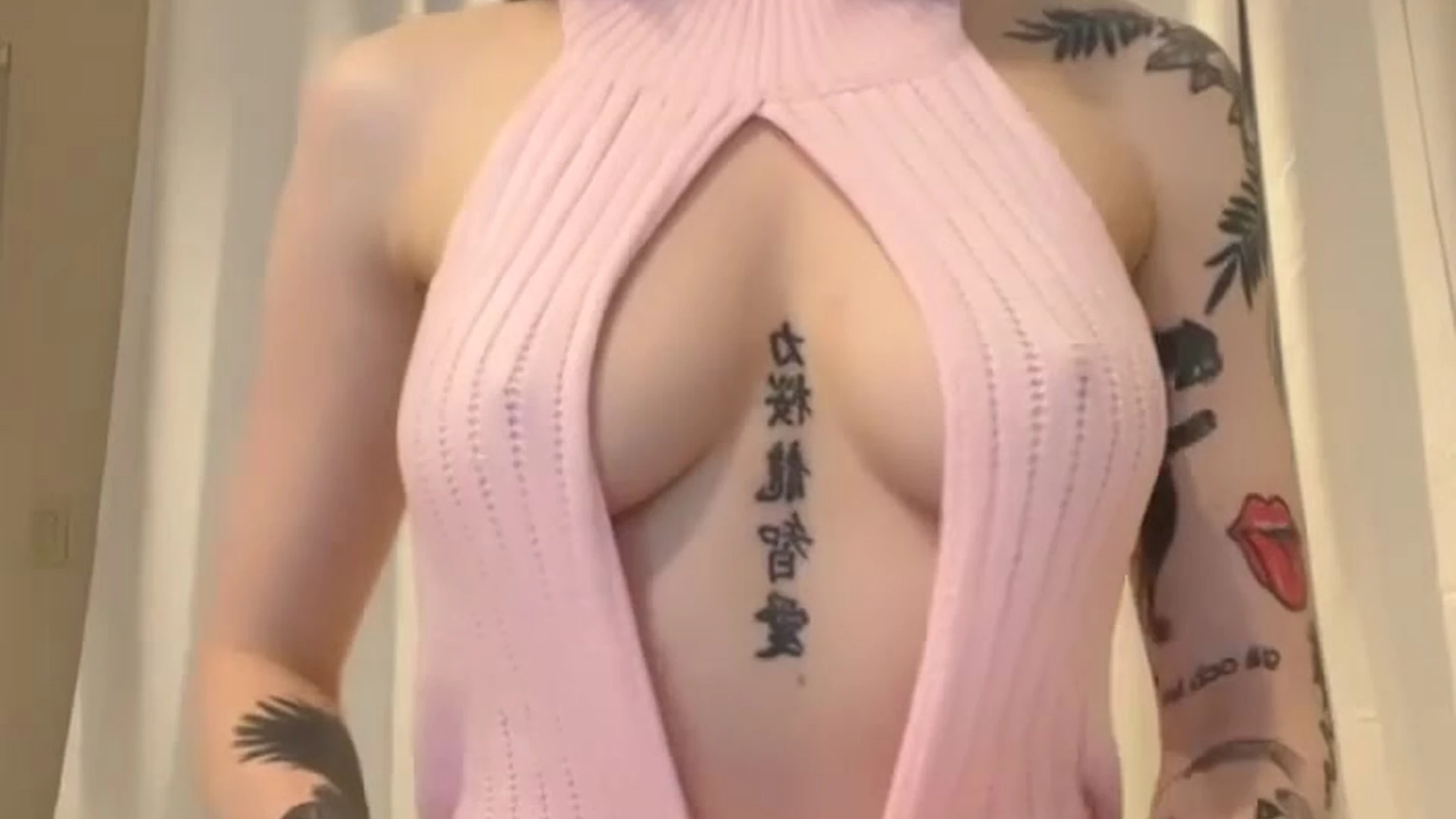 Noemiexlili teasing her big tits in sexy sweater
