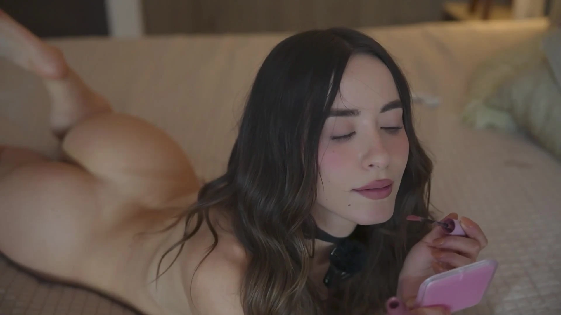 Eimigirl doing make-up naked in bed