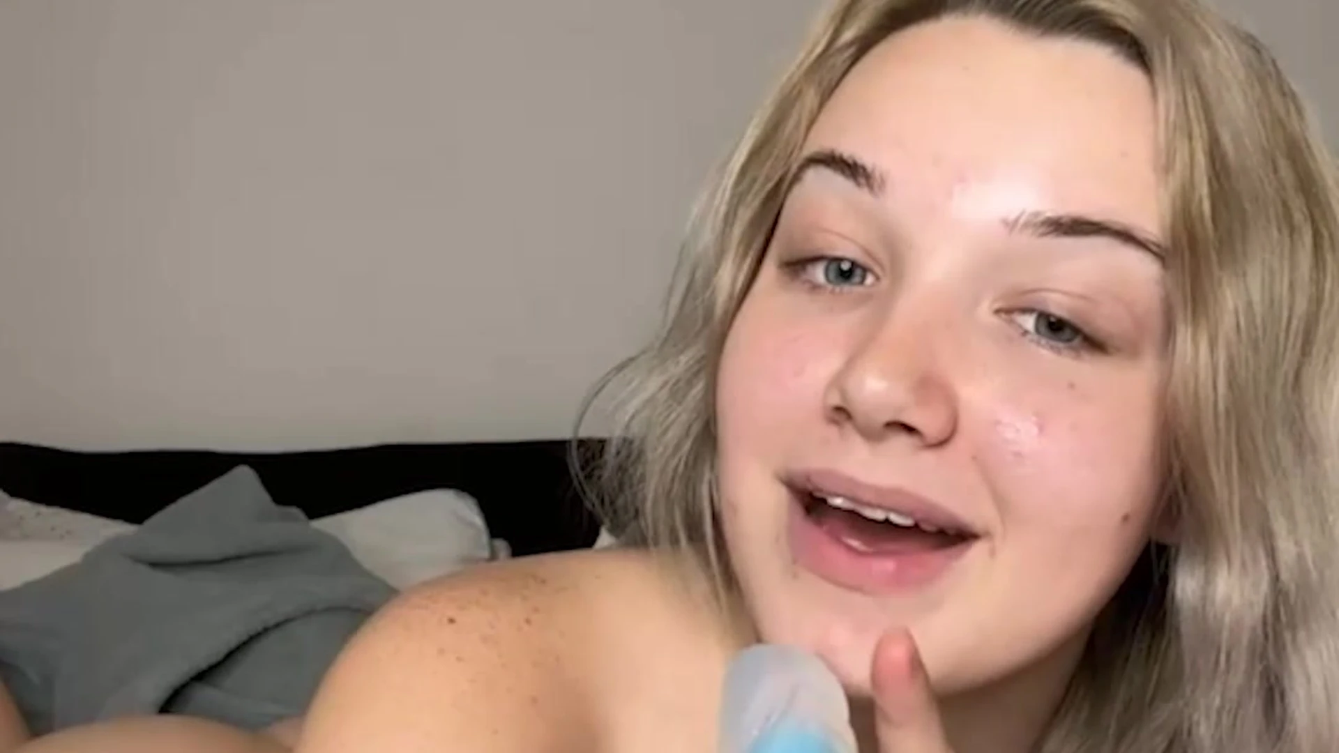 Sugarcakee playing with a dildo on livestream