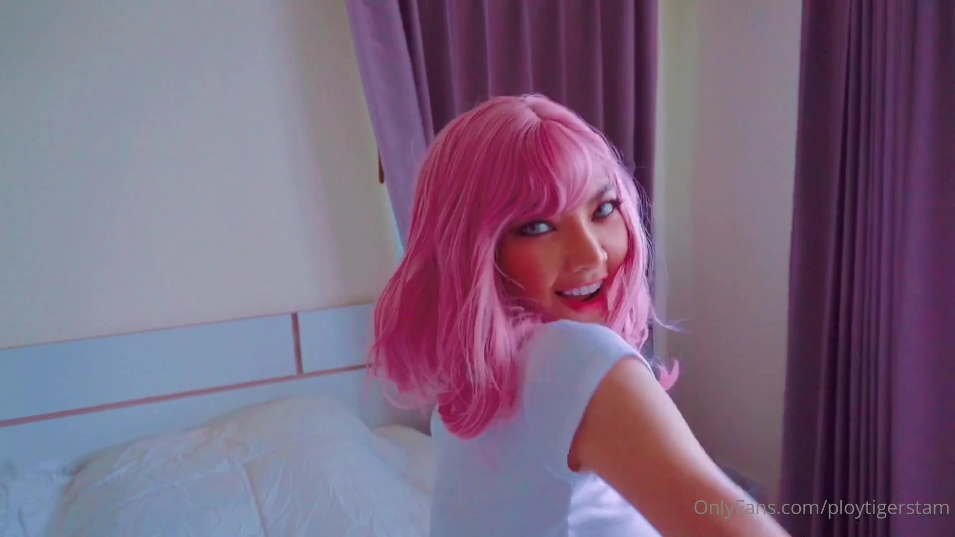 Ploytigerstam showing off her naked body in her pink hair