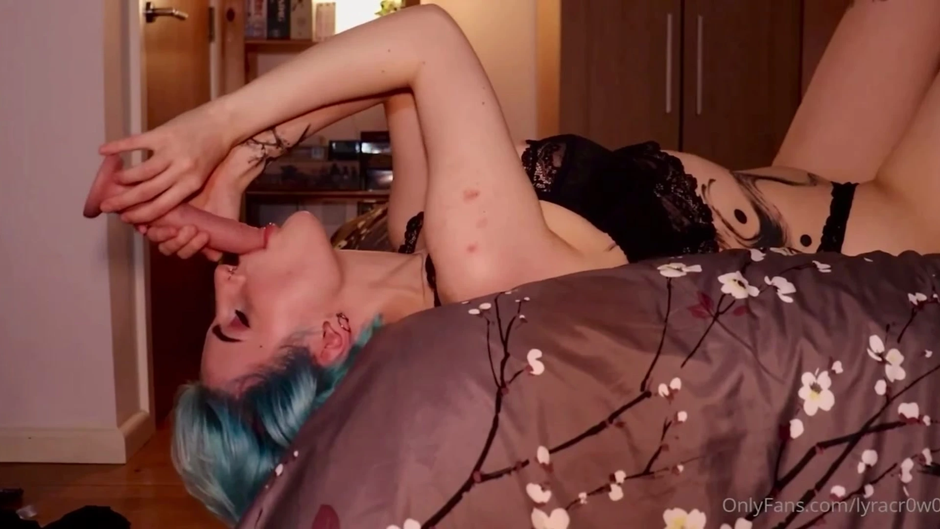 Lyra crow reverse sucking a big dildo