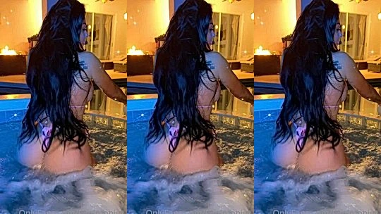 Lindi Nunziato twerking her wet naked ass in the pool