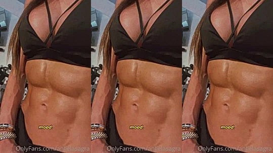 Anllela Sagra showing off her fit six packs