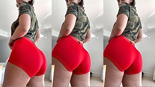 LupuWellness twerking her big booty wearing a red bloomers