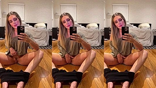 Lucijoi playing with her naked pussy on the floor