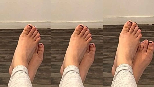 Melody foxx teasing her feet in leggings