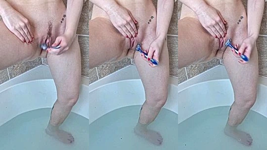 Chloxxhill shaving her pussy in the bathtub