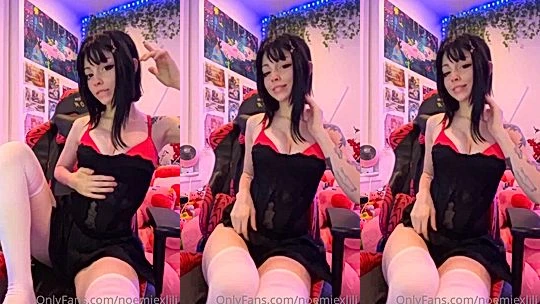 Noemiexlili teasing her sexy lingerie on livestream