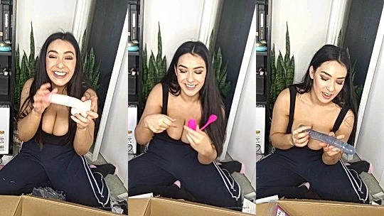 LeahGoesWilde black vibrator masturbation on podcast